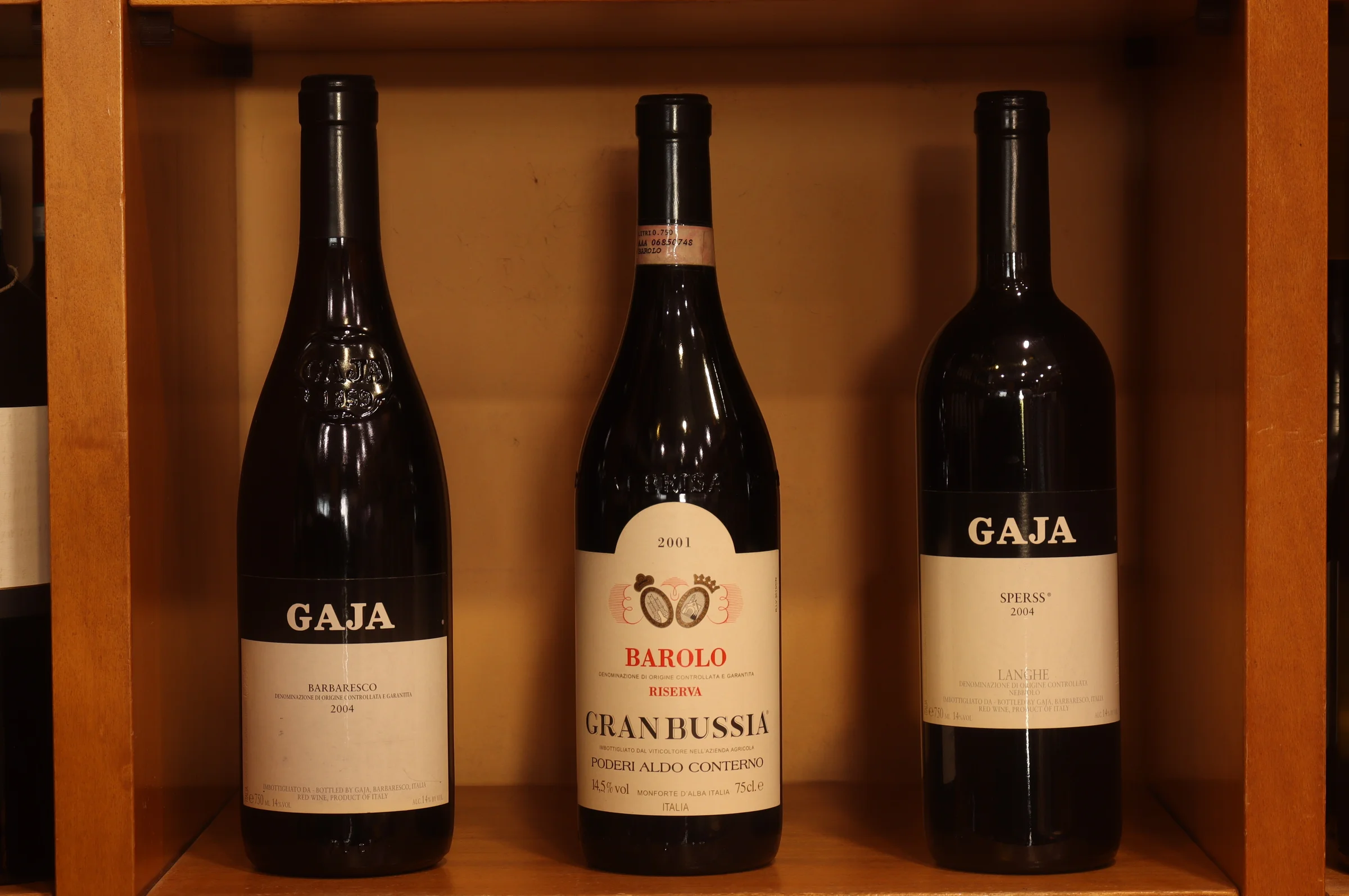 Bottiglie di vino dell'enoteca Caffè Toninho